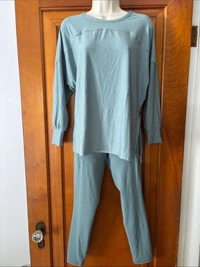 Athleta Sage Green High-Rise Salutation Stash Tight Pocket Leggings with O.N top